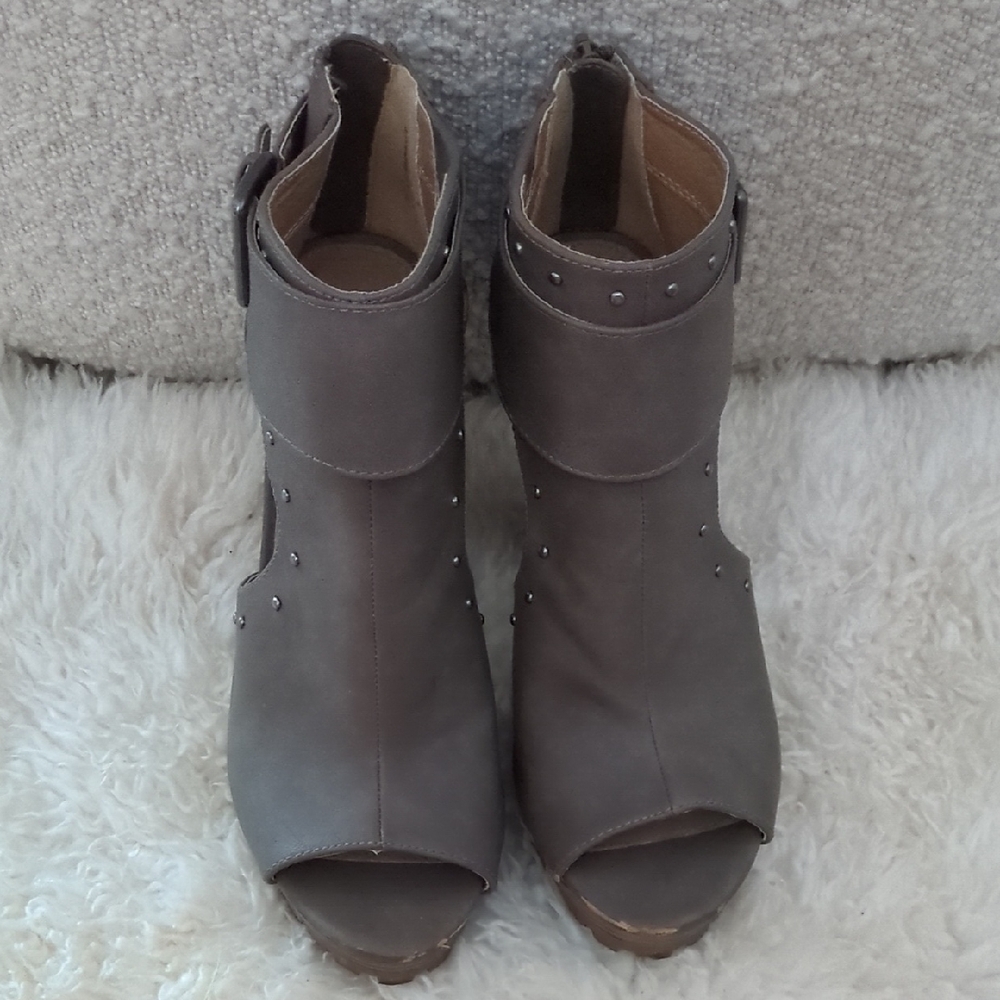REPORT Gray Women's Peep-Toe Ankle Boots